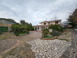 Splendida Villa Due Livelli 282 Mq + Corte + Terreni 2638 Mq Sala Mosorrofa