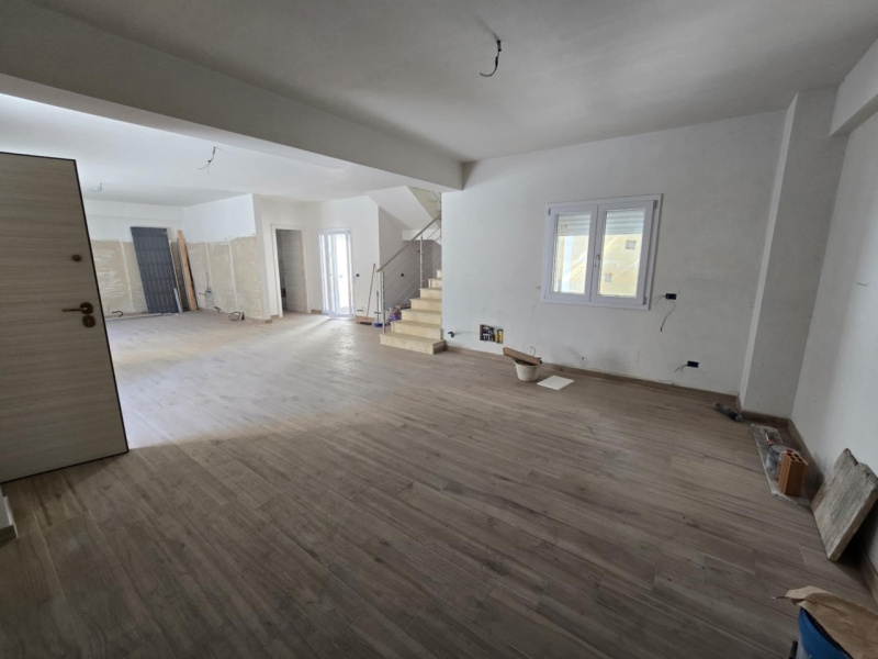 Villa Indipendente Di Nuova Costruzione Con Corte e Garage Sbarre Inferiori