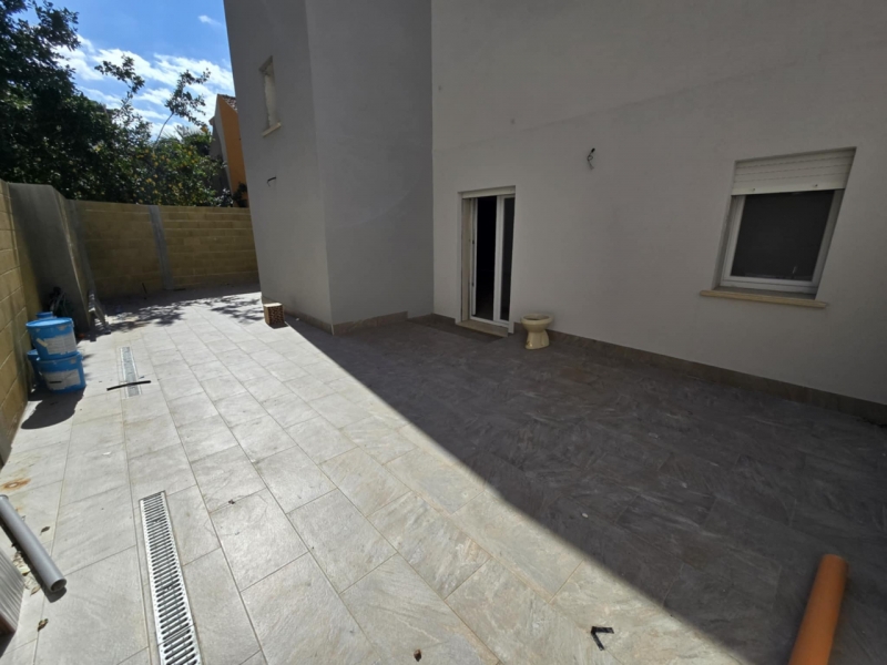 Villa Indipendente Di Nuova Costruzione Con Corte e Garage Sbarre Inferiori