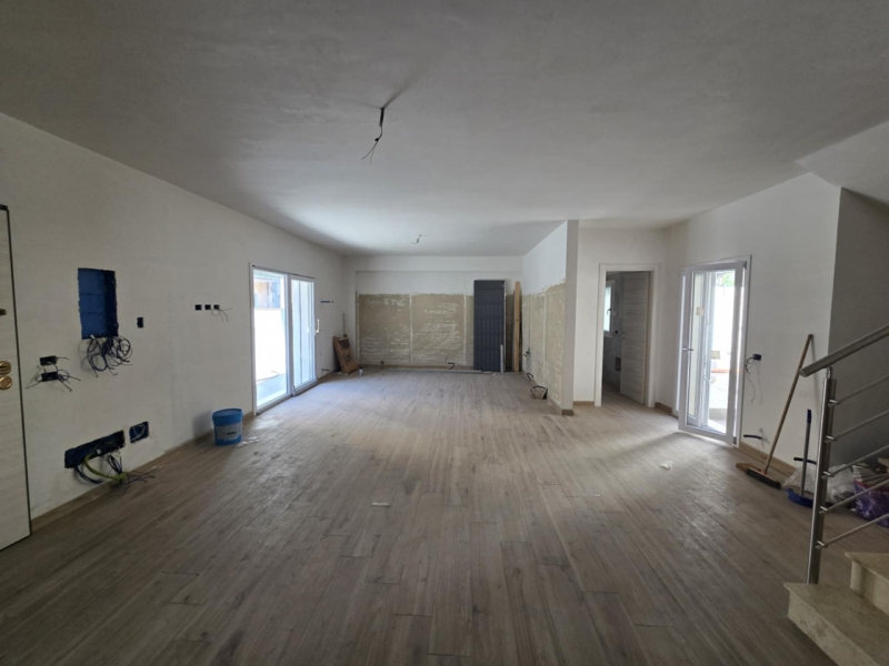 Villa Indipendente Di Nuova Costruzione Con Corte e Garage Sbarre Inferiori