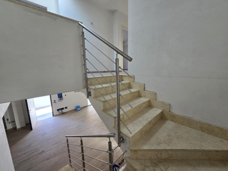 Villa Indipendente Di Nuova Costruzione Con Corte e Garage Sbarre Inferiori