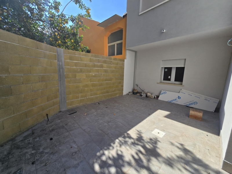 Villa Indipendente Di Nuova Costruzione Con Corte e Garage Sbarre Inferiori
