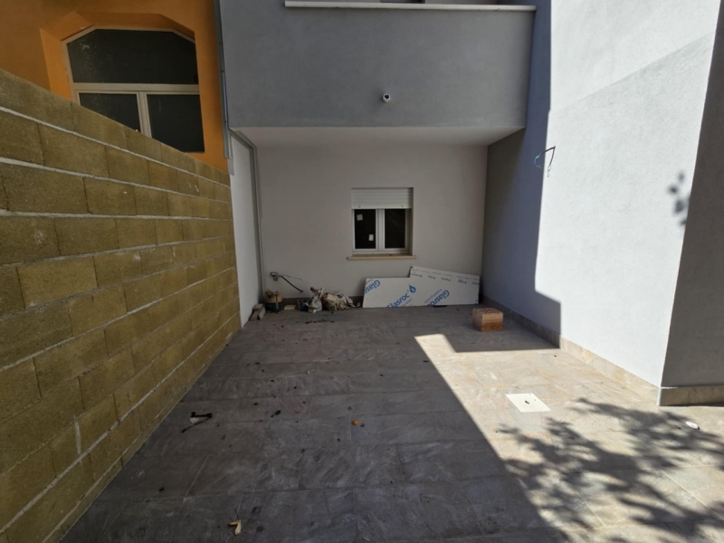 Villa Indipendente Di Nuova Costruzione Con Corte e Garage Sbarre Inferiori