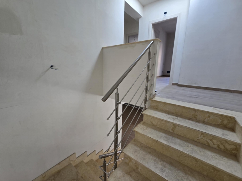 Villa Indipendente Di Nuova Costruzione Con Corte e Garage Sbarre Inferiori
