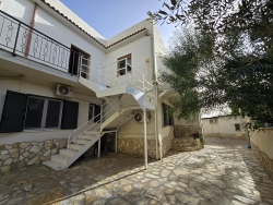 Villa Indipendente o Bifamiliare 400 Mq + Giardino di 2000 Mq con Piscina - Gallina