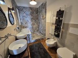 Villa Indipendente o Bifamiliare 400 Mq + Giardino di 2000 Mq con Piscina - Gallina