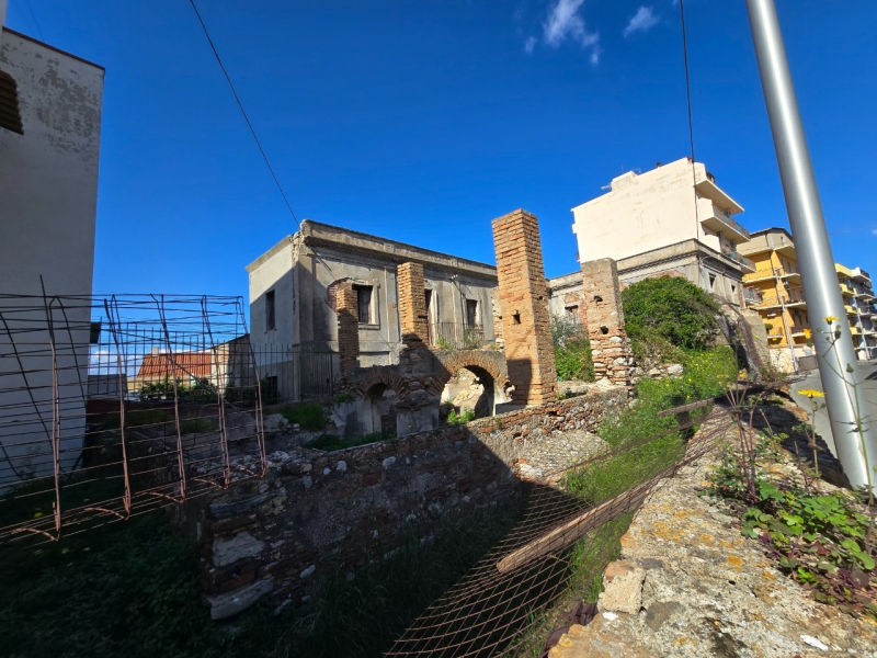 Antico Casale Su Due Livelli + 700 Mq Di Corte Bocale
