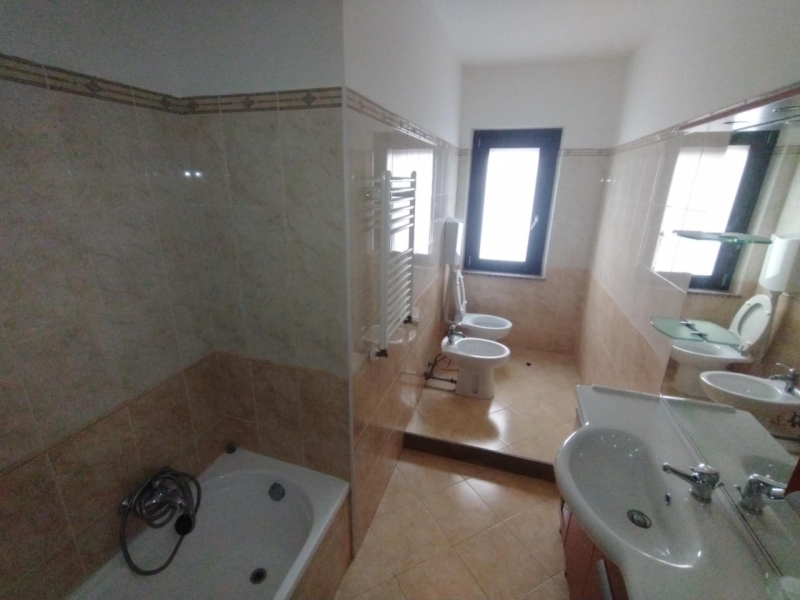 Ampio Appartamento Panoramico + Posto Auto Modena 160 Mq