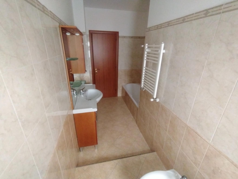Ampio Appartamento Panoramico + Posto Auto Modena 160 Mq