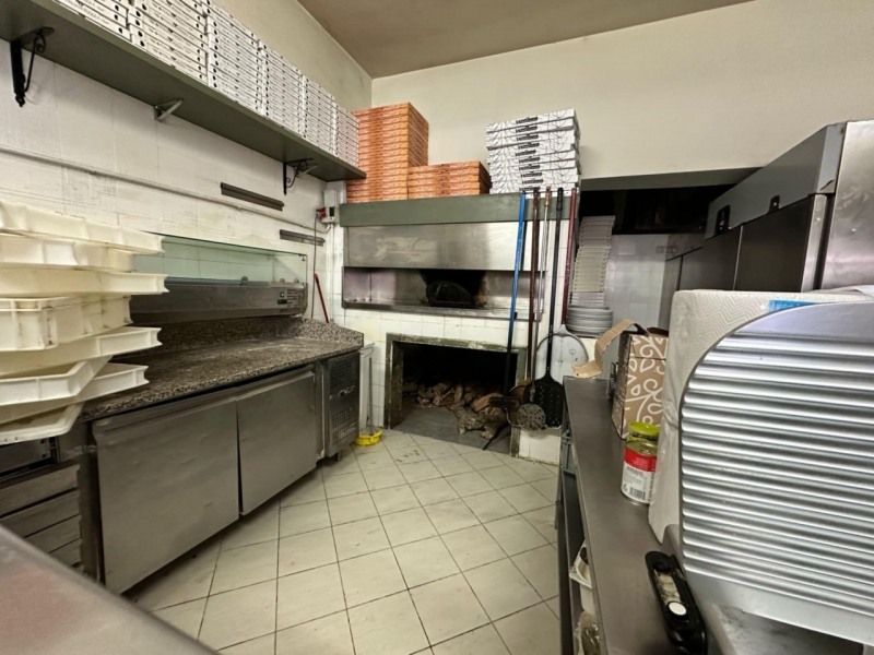 Attività Di Ristorazione e Pizzeria Avviata 