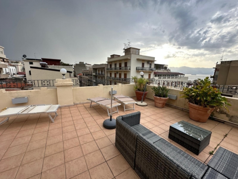 Prestigioso Immobile 165 Mq Su Due Livelli + 100 Mq Di Terrazzi Centro Città