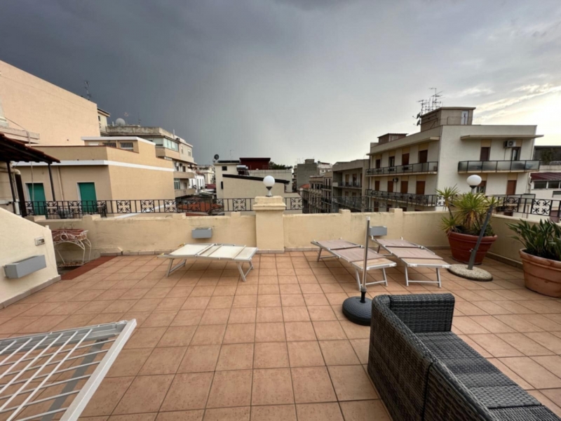 Prestigioso Immobile 165 Mq Su Due Livelli + 100 Mq Di Terrazzi Centro Città