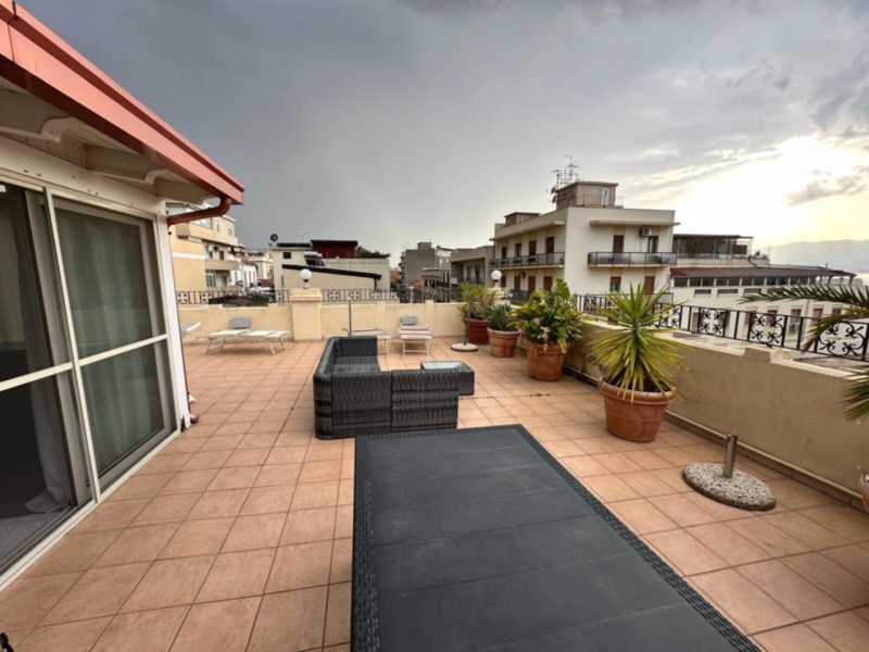 Prestigioso Immobile 165 Mq Su Due Livelli + 100 Mq Di Terrazzi Centro Città