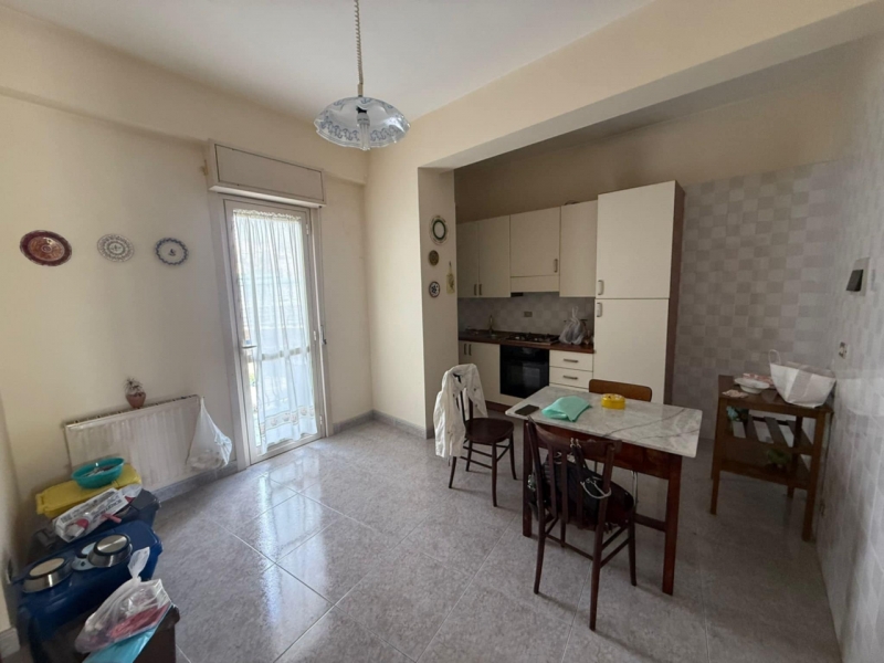 Ampio Appartamento Via Rausei 139 Mq 
