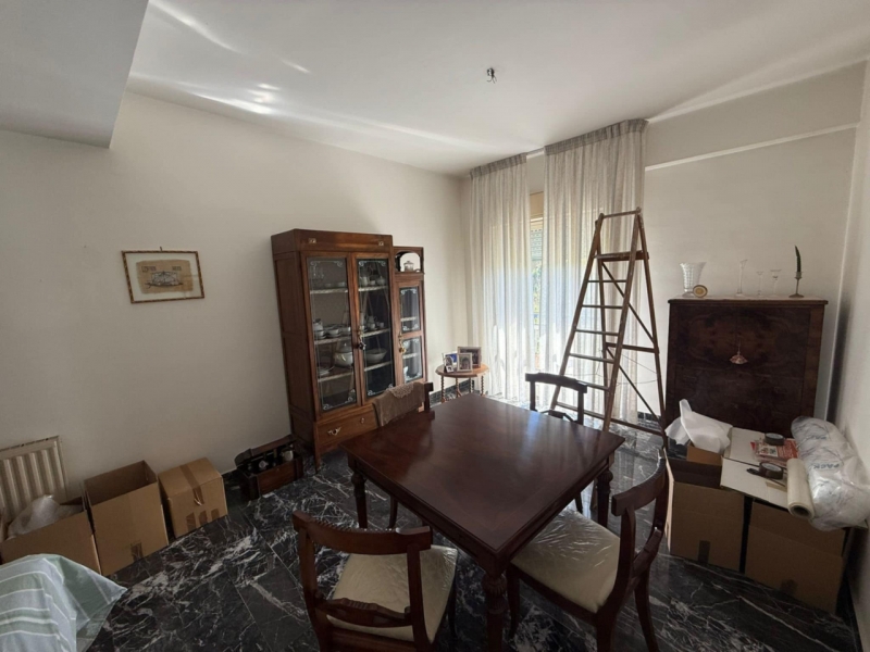 Ampio Appartamento Via Rausei 139 Mq 