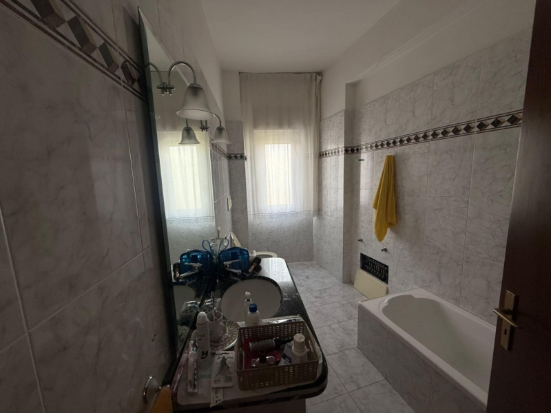 Ampio Appartamento Via Rausei 139 Mq 