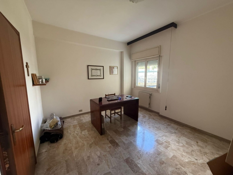 Ampio Appartamento Via Rausei 139 Mq 