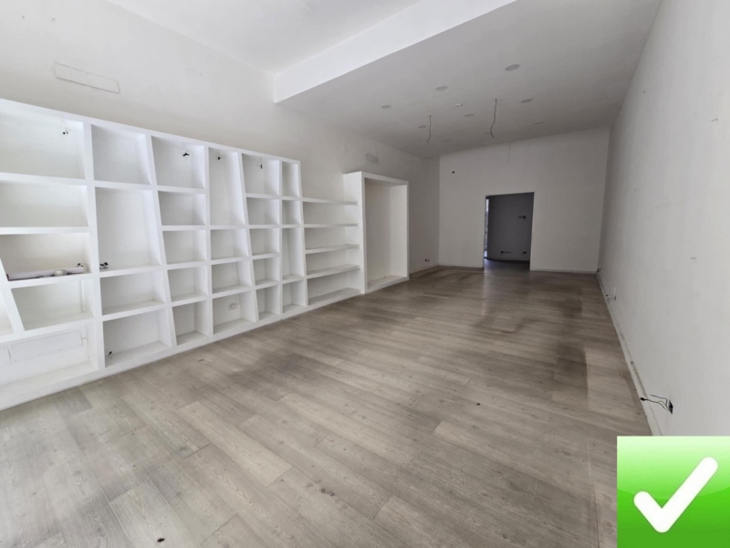 Locale Commerciale + Cortile Via Aschenez 99 Mq 
