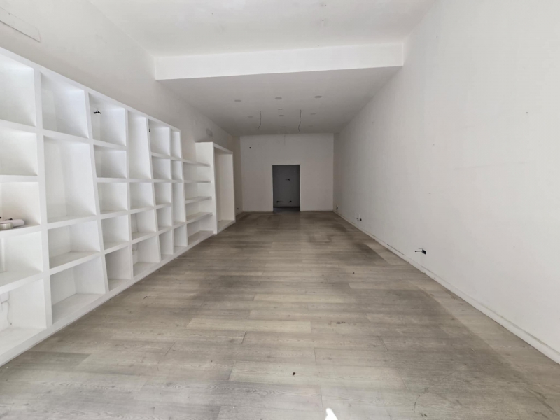 Locale Commerciale + Cortile Via Aschenez 99 Mq 
