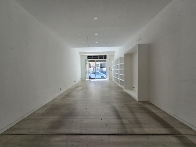 Locale Commerciale + Cortile Via Aschenez 99 Mq 