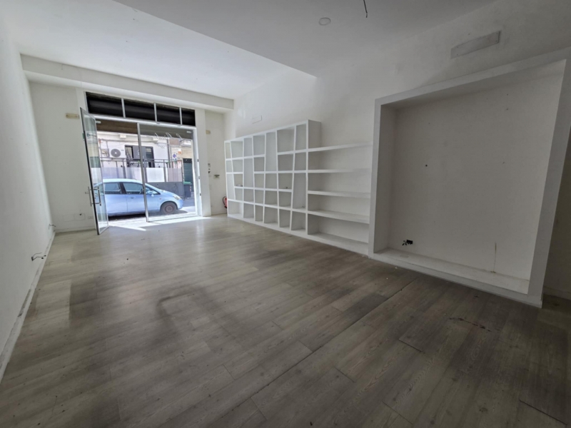 Locale Commerciale + Cortile Via Aschenez 99 Mq 