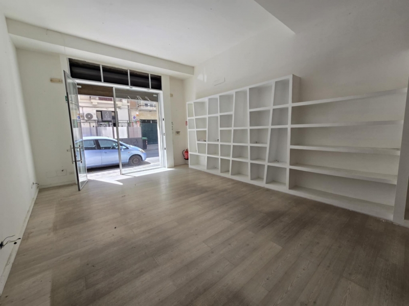 Locale Commerciale + Cortile Via Aschenez 99 Mq 