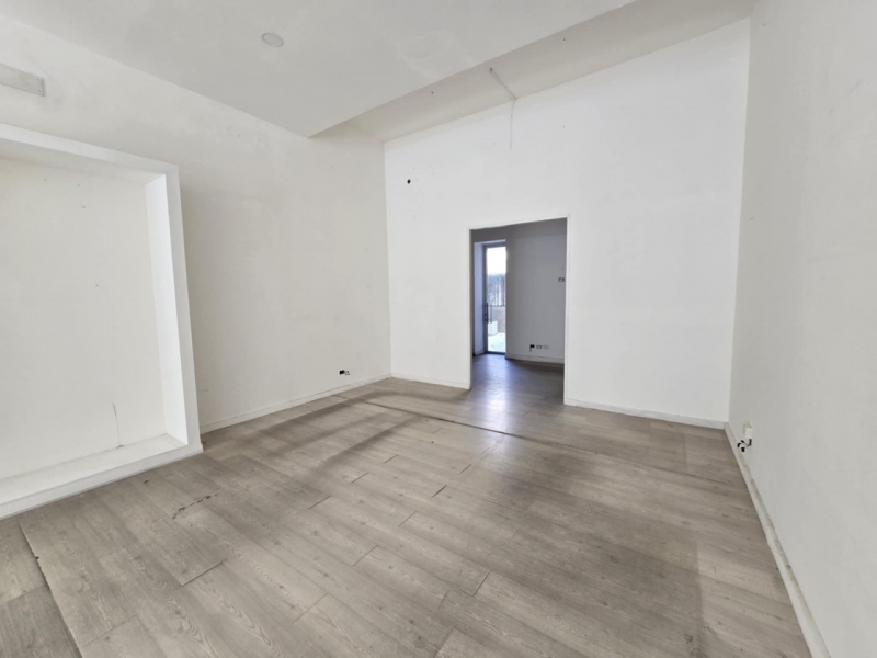 Locale Commerciale + Cortile Via Aschenez 99 Mq 
