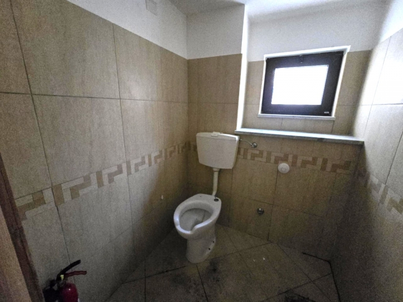 Locale Commerciale + Cortile Via Aschenez 99 Mq 