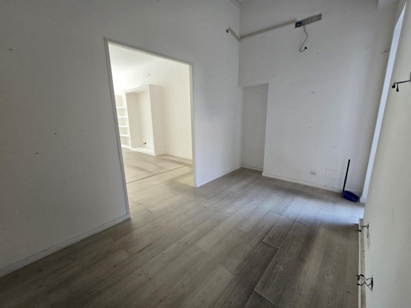 Locale Commerciale + Cortile Via Aschenez 99 Mq 