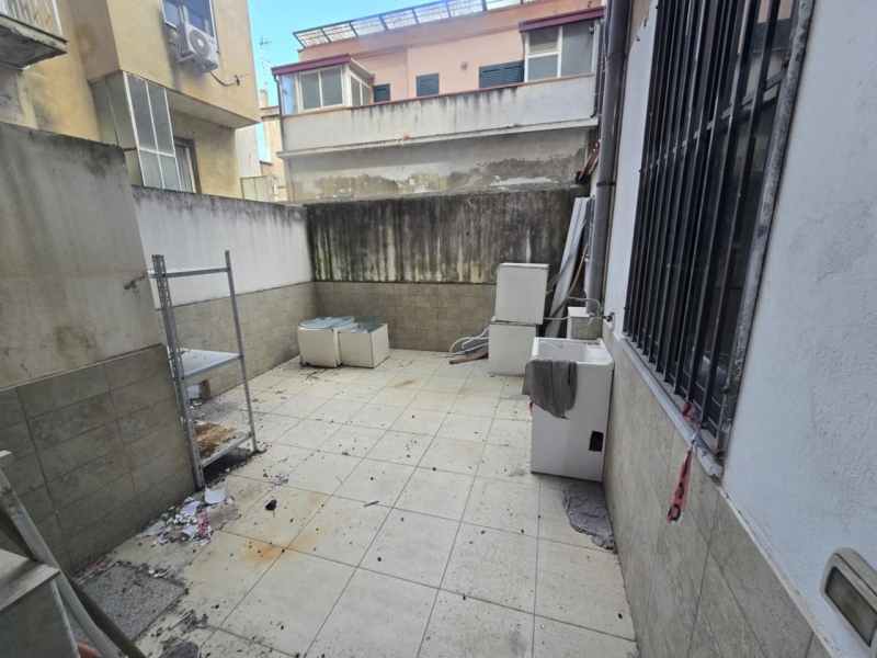 Locale Commerciale + Cortile Via Aschenez 99 Mq 