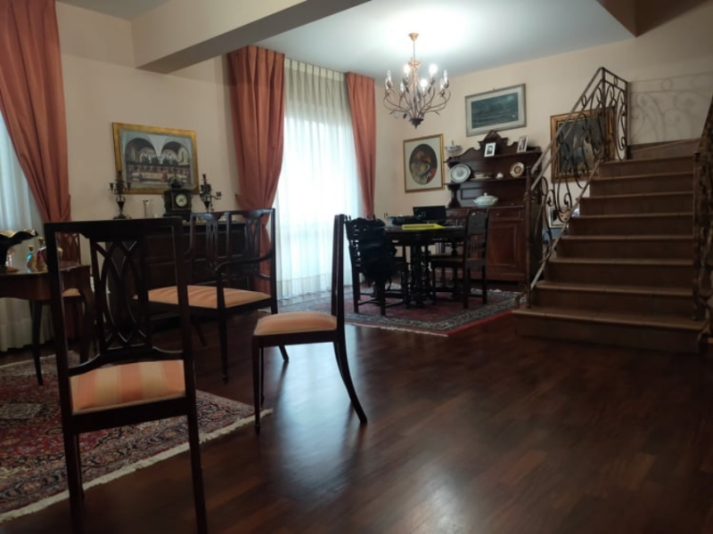 Villa Recente Costruzione Tre Livelli Con Giardino