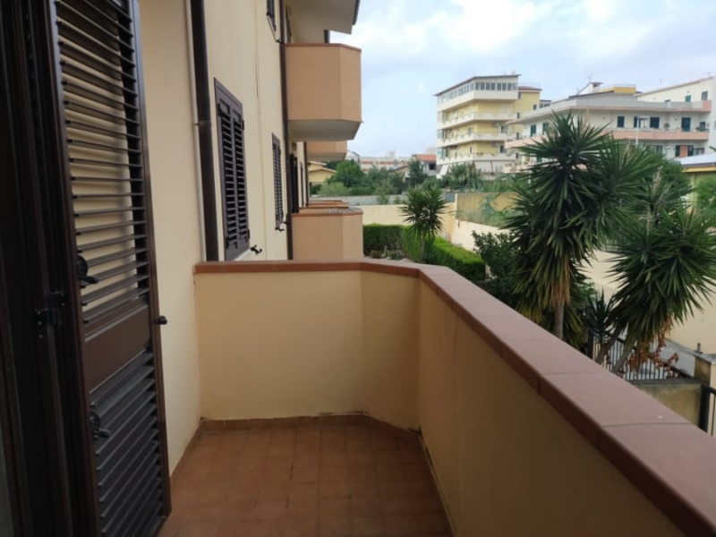 Villa Recente Costruzione Tre Livelli Con Giardino