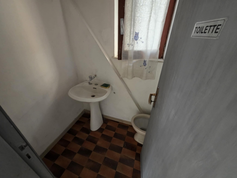Locale Commerciale C1 2 Vetrine Condera 70 Mq