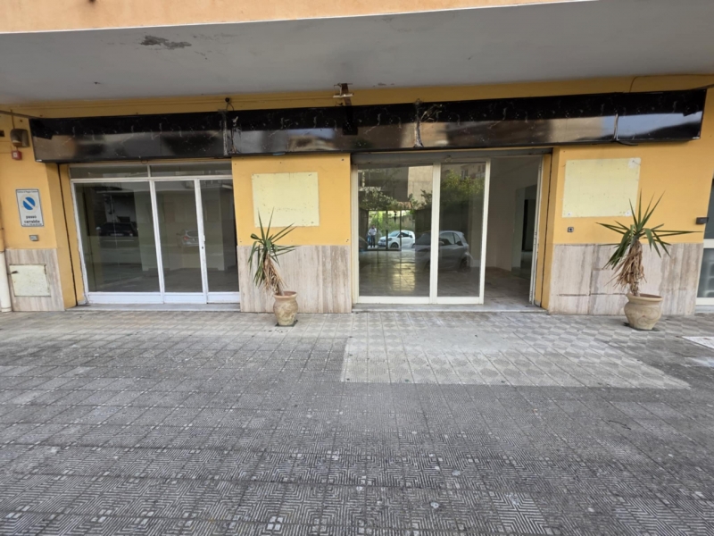 Locale Commerciale C1 2 Vetrine Condera 70 Mq