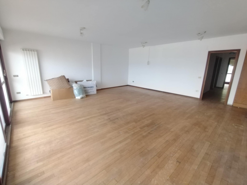 Appartamento Ristrutturato + Garage + Posti Auto Reggio Campi