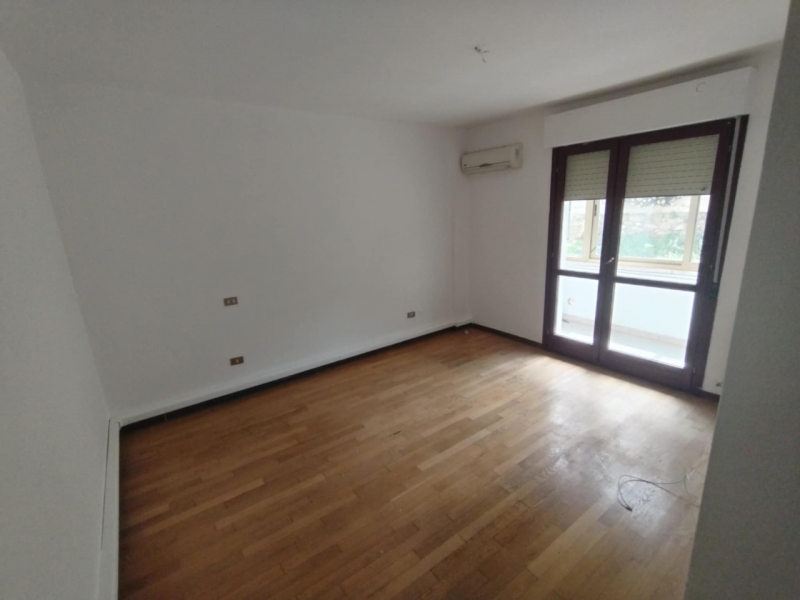 Appartamento Ristrutturato + Garage + Posti Auto Reggio Campi