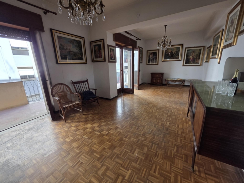 Ampio e Luminoso Appartamento Via Reggio Campi
