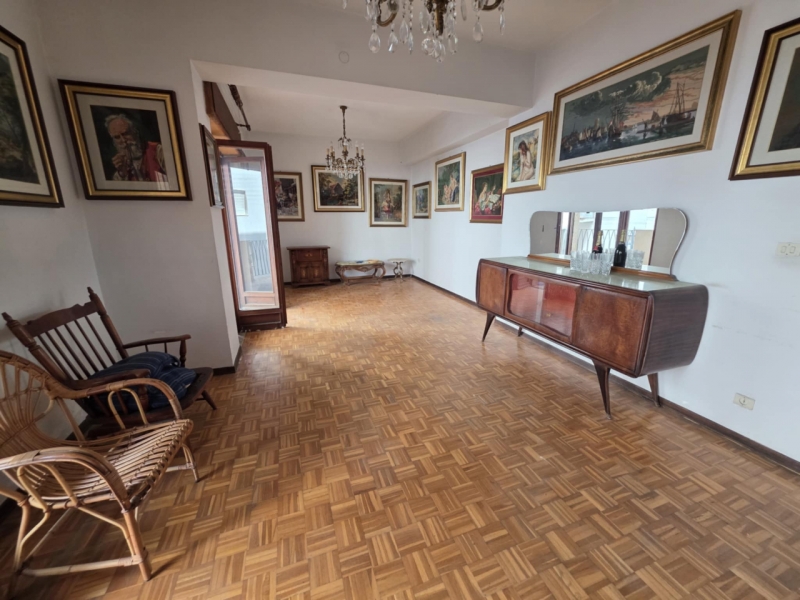 Ampio e Luminoso Appartamento Via Reggio Campi