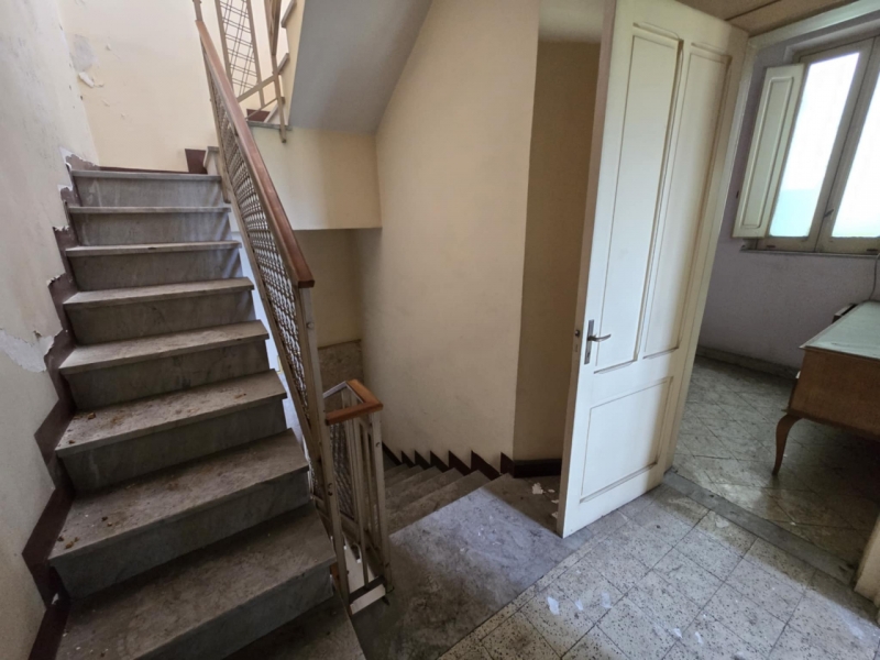 Terra Cielo Da Ristrutturare Con Terrazzo Archi