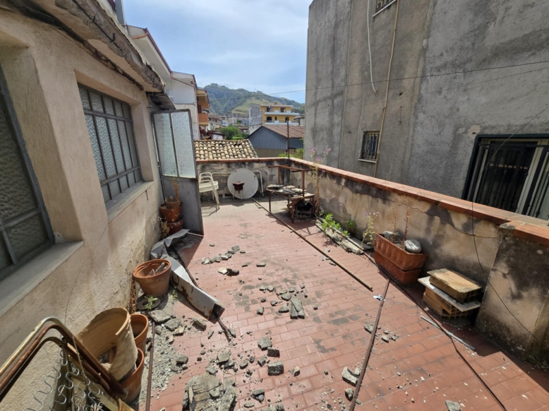 Terra Cielo Da Ristrutturare Con Terrazzo Archi