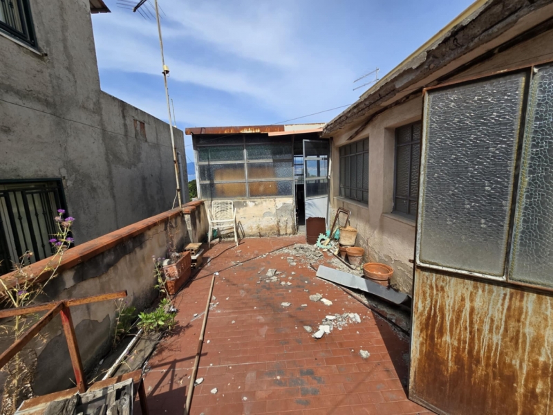 Terra Cielo Da Ristrutturare Con Terrazzo Archi