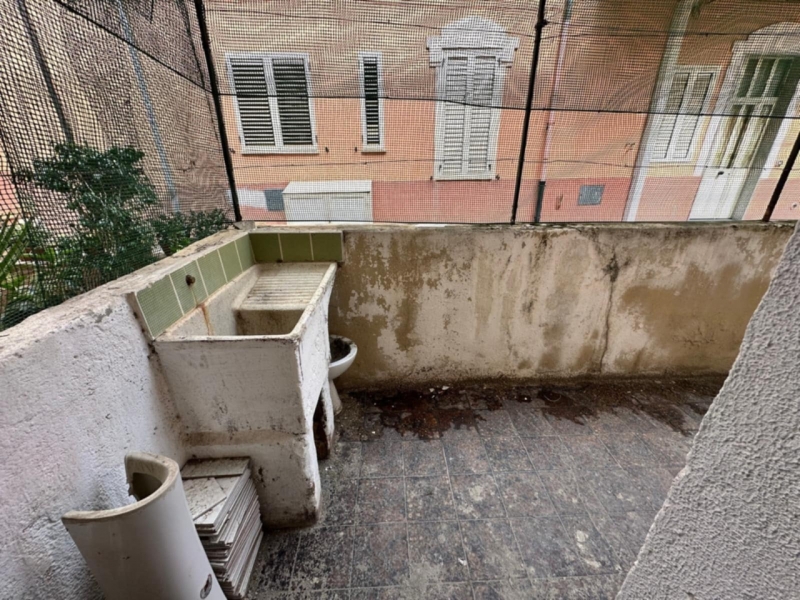 Appartamento da Ristrutturare 65 Mq Con Cortile 15 Mq Via Galileo Galilei