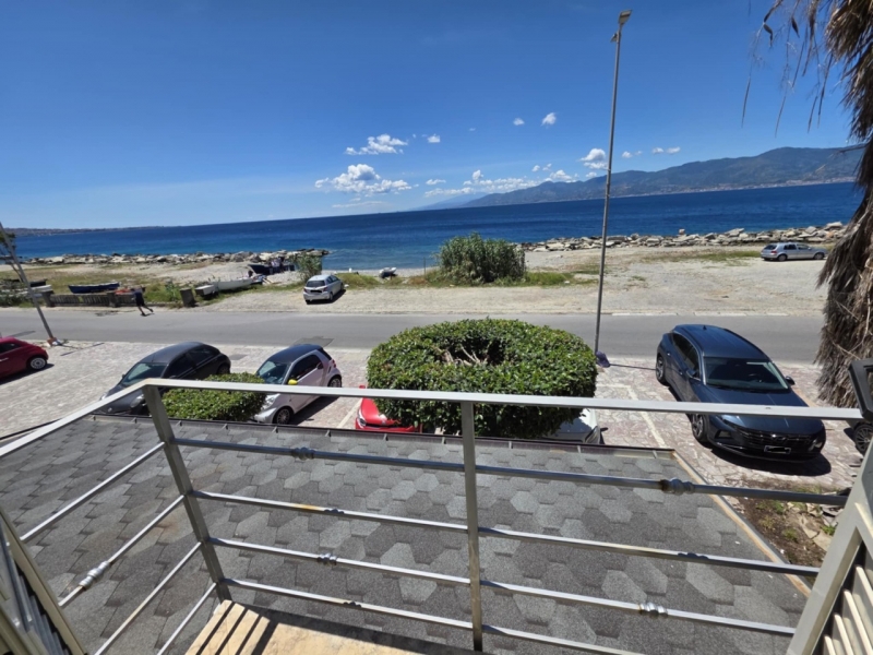 Appartamento Ristrutturato Arredato Panoramico Gallico Marina 70 Mq