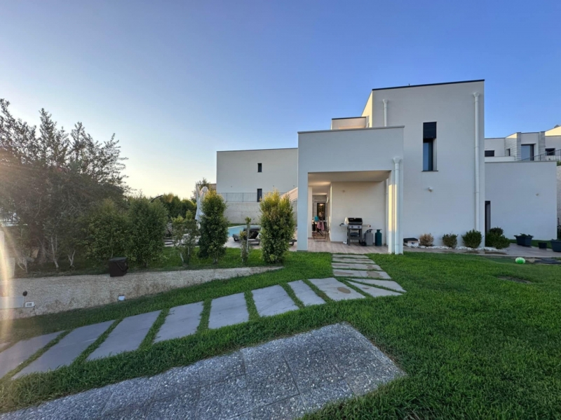 VIilla Indipendente Panoramica Con Piscina Design Iconico Mortara