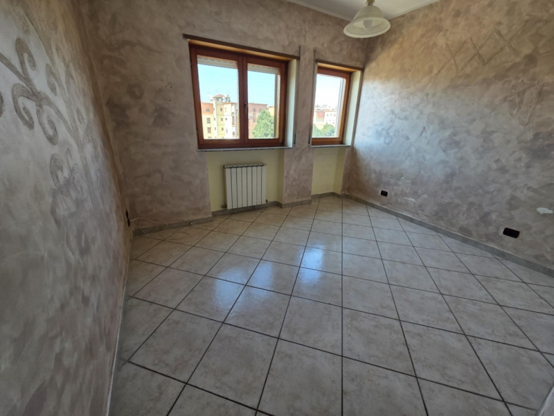 Ampio Appartamento Luminoso Con Posto Auto Sbarre Superiori 133 Mq