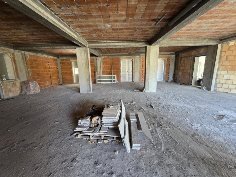 Locale Commerciale C1 Nuovo 165 Mq + Cortile 100 Mq Lazzaro