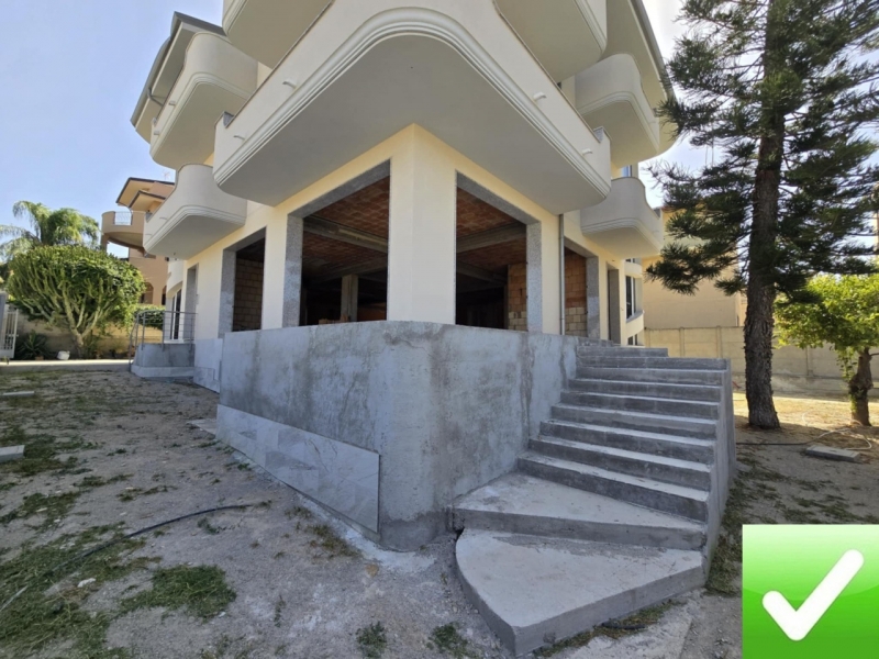 Locale Commerciale C1 Nuovo 165 Mq + Cortile 100 Mq Lazzaro