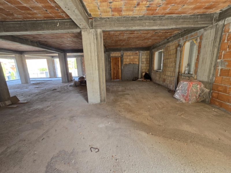 Locale Commerciale C1 Nuovo 165 Mq + Cortile 100 Mq Lazzaro