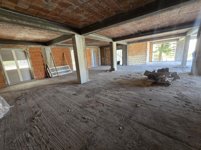 Locale Commerciale C1 Nuovo 165 Mq + Cortile 100 Mq Lazzaro