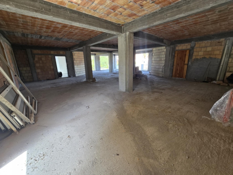 Locale Commerciale C1 Nuovo 165 Mq + Cortile 100 Mq Lazzaro